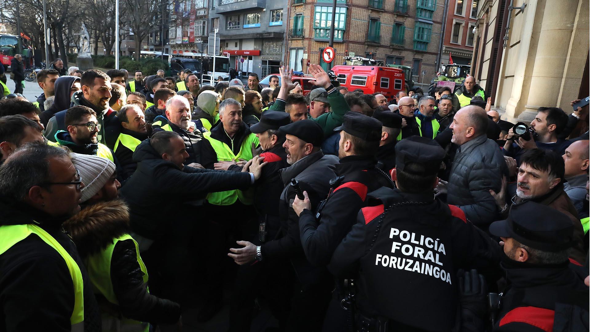 Tensión en los alrededores del Parlamento foral este mediodía./