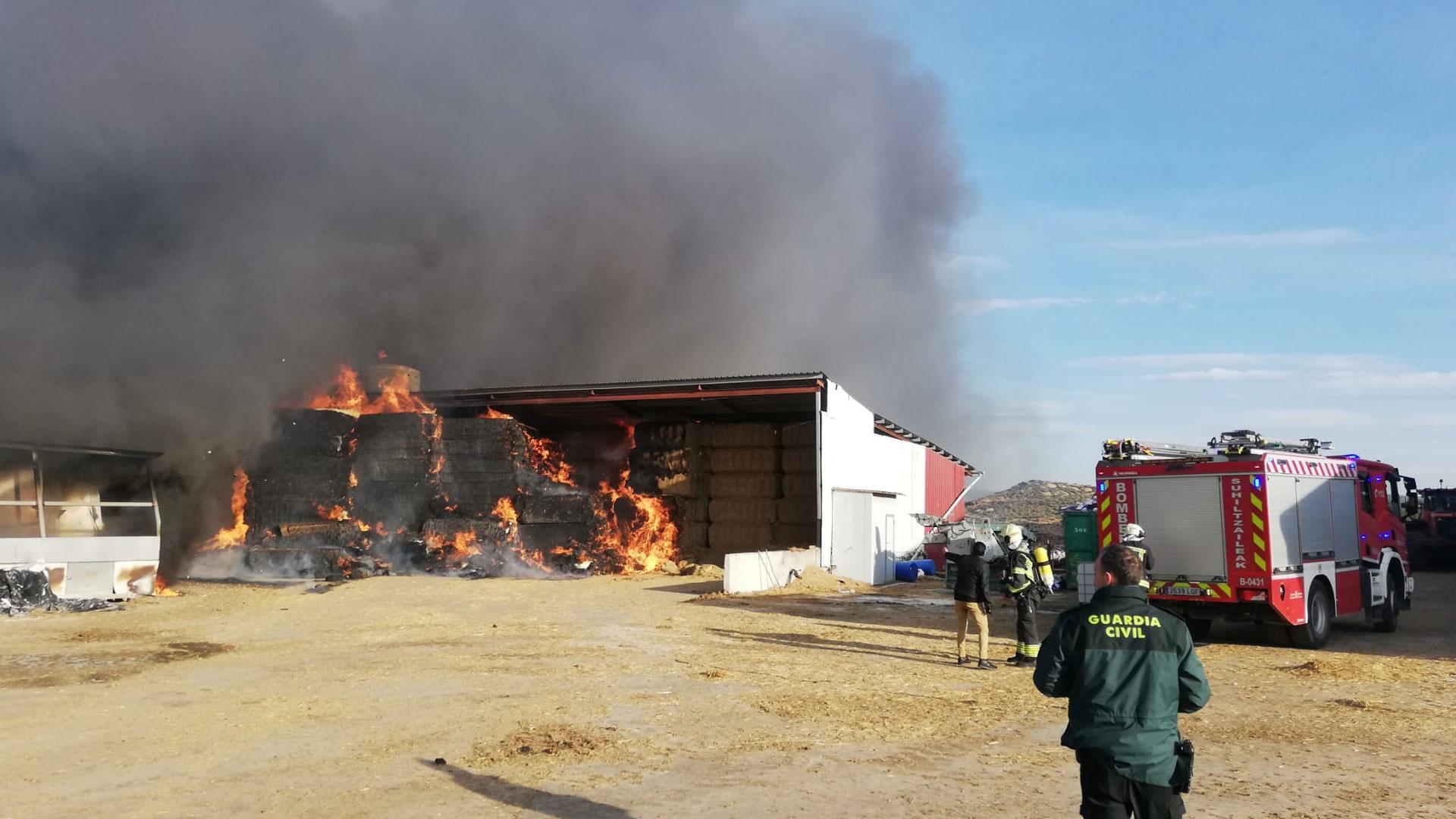 Bomberos del parque de Tafalla realizan las labores de extinción del incendio de una granja de Artajona