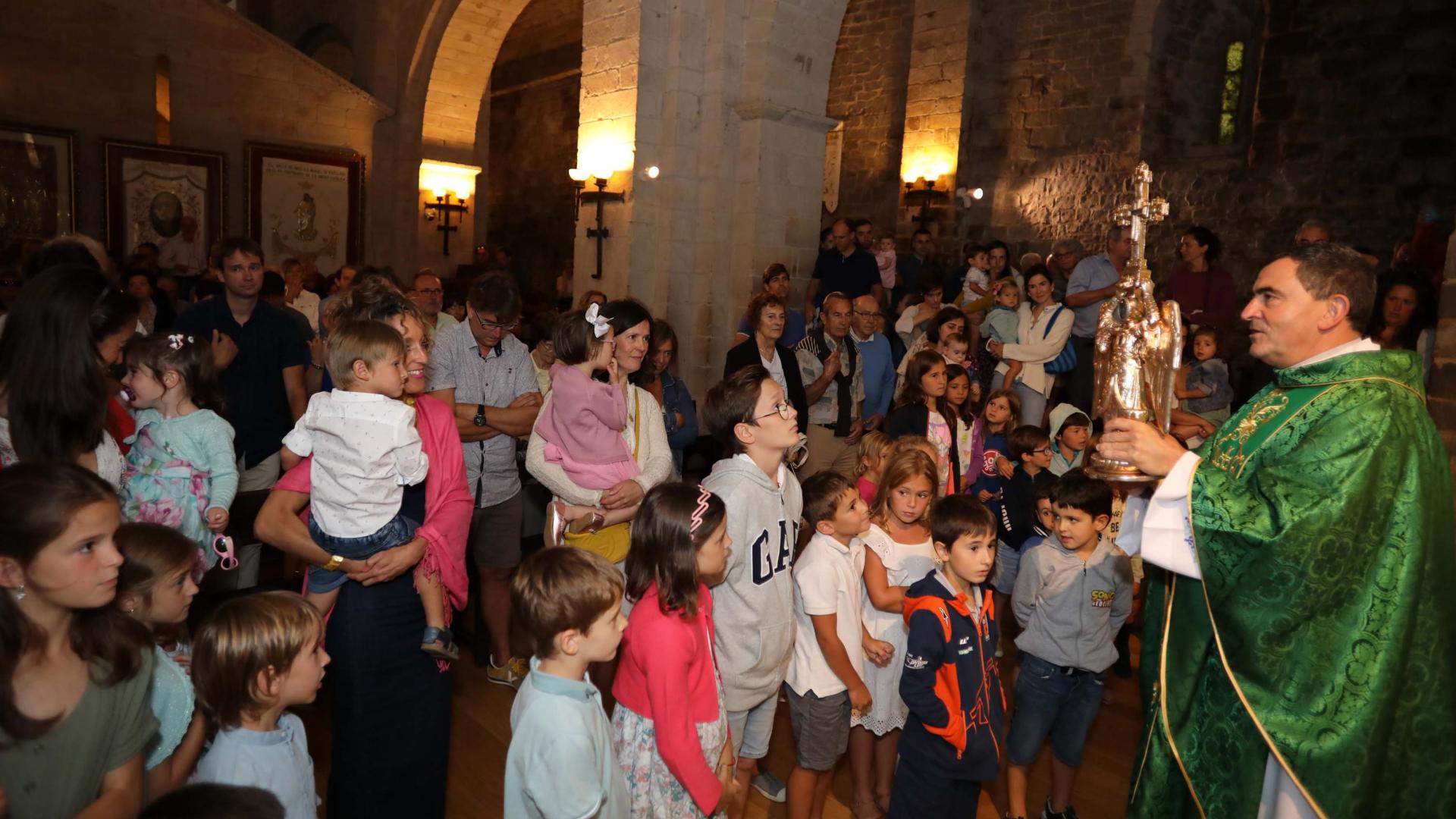 El que fuera capellán de San Miguel de Aralar, hoy obispo de Palencia, durante una edición de la acogida de los niños en el santuario.