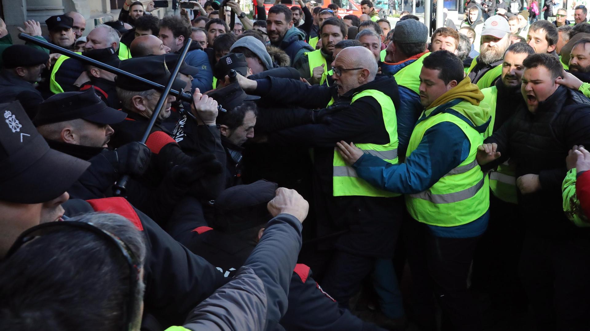 Agricultores navarros enfrentándose a la Policía Foral este jueves en la puerta del Parlamento