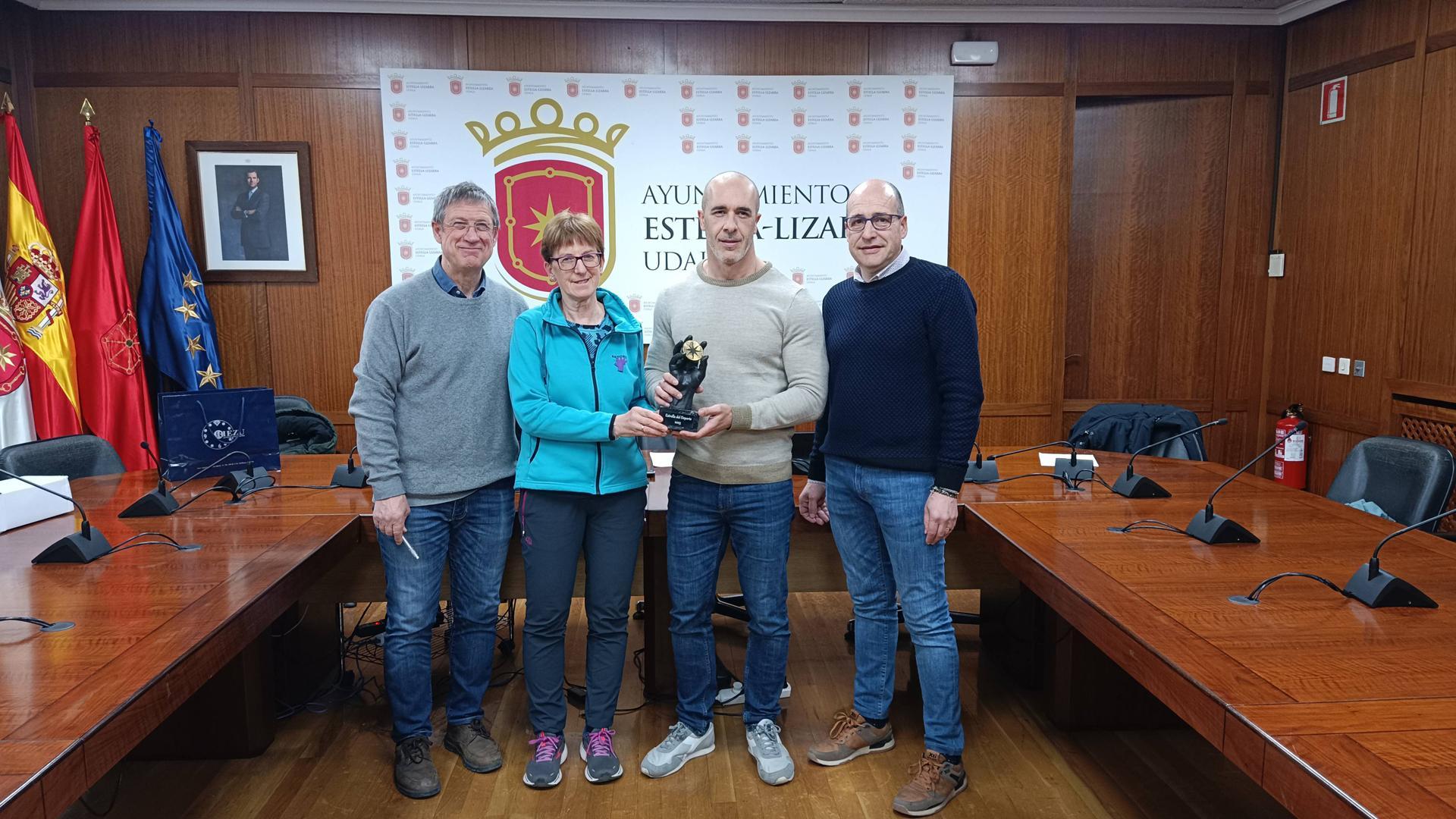 Desde la izda., Alberto Araiz, Cristina Pinillos, Carlos Rubio y Javier Riezu con el galardón