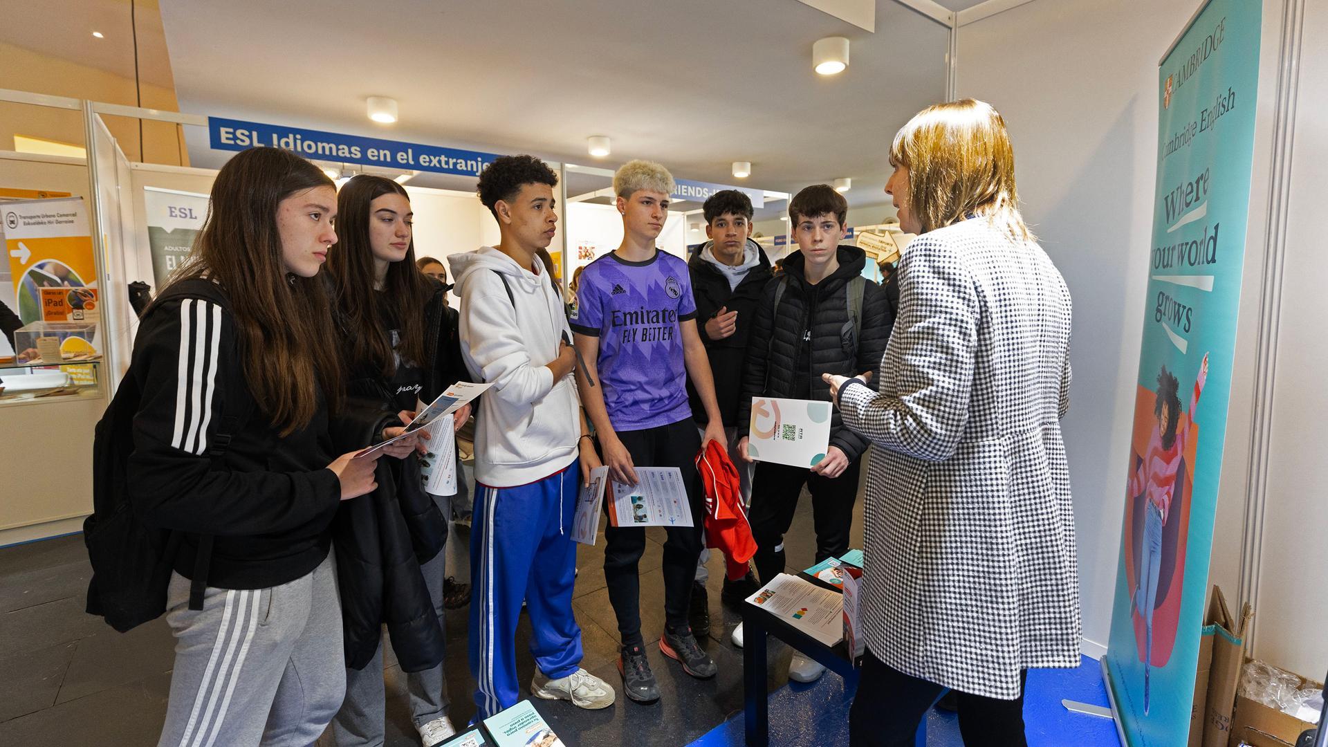 Alumnos de 4º de Educación Secundaria y Bachillerato se pasearon a lo largo del día de ayer por los distintos expositores