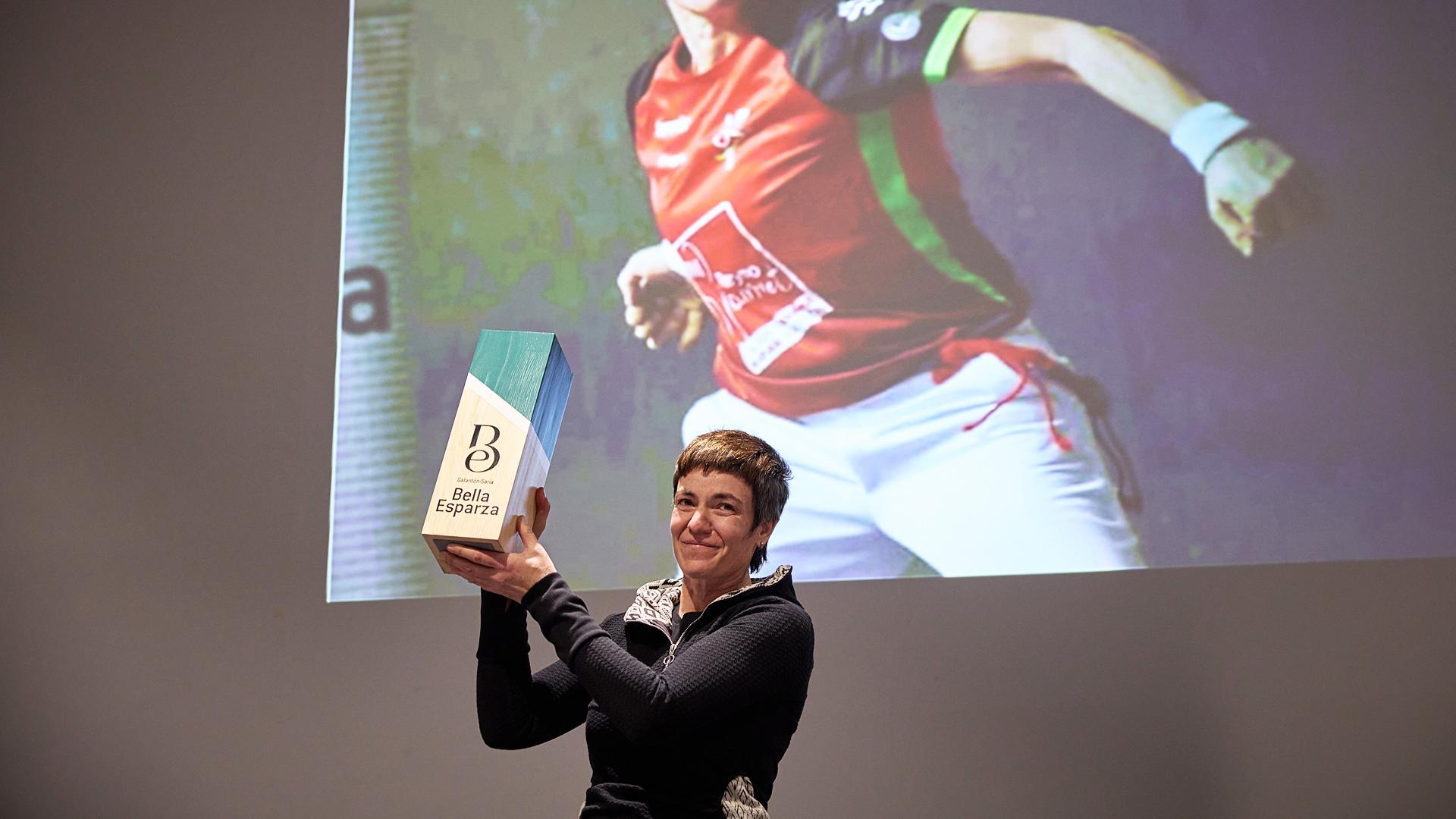 Maite Ruiz de Larramendi levanta el galardón ‘Natividad Bella Esparza’, este jueves 7 de marzo por la tarde en el Navarra Arena.