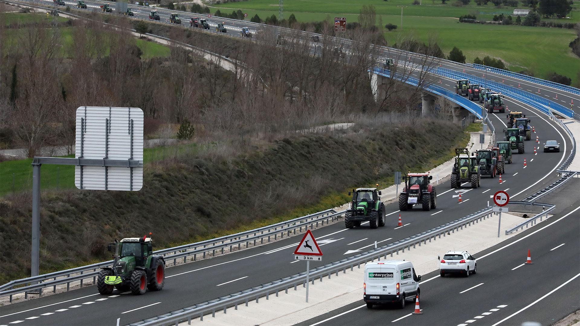 Columna de tractores que circula este viernes en la Autovía del Pirineo Pamplona-Jaca (A-21)