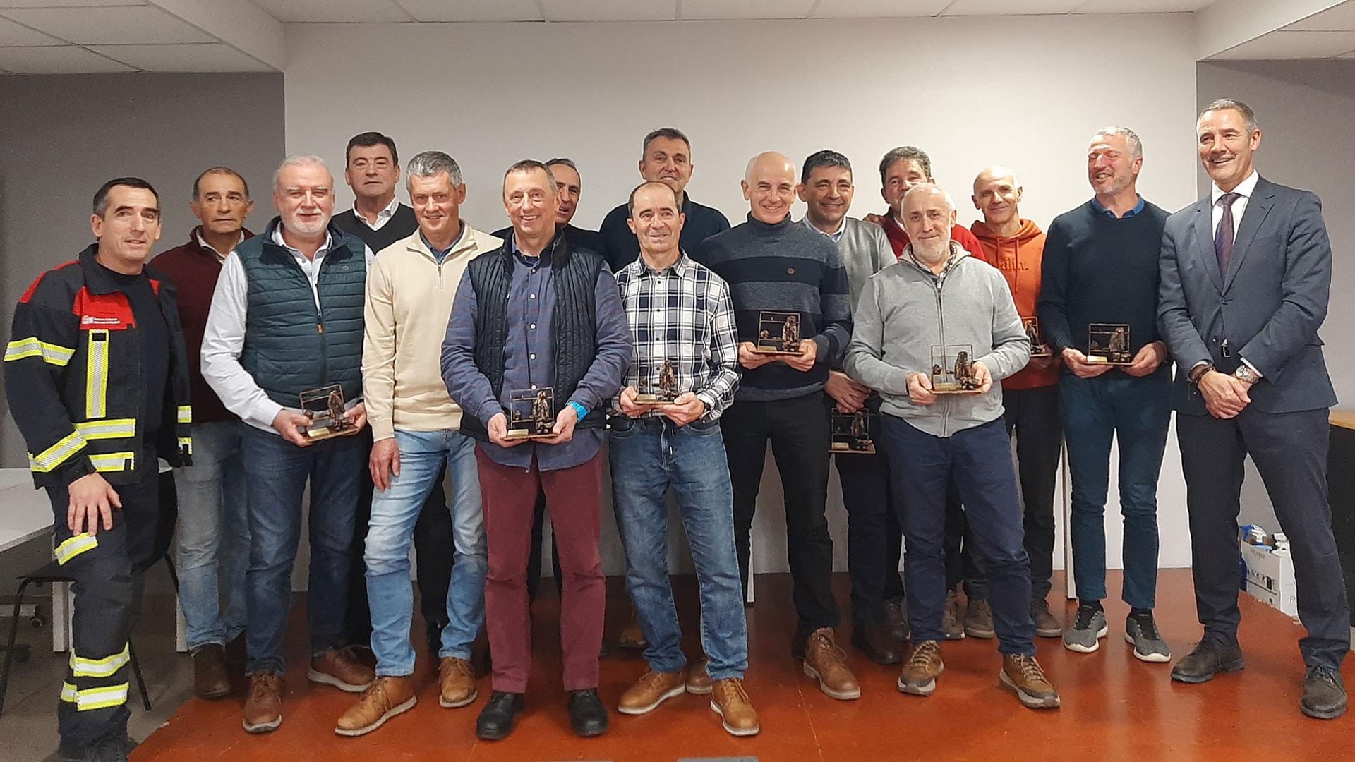 Bomberos de Navarra jubilados homenajeados junto al director general de Interior, Salvador Diez