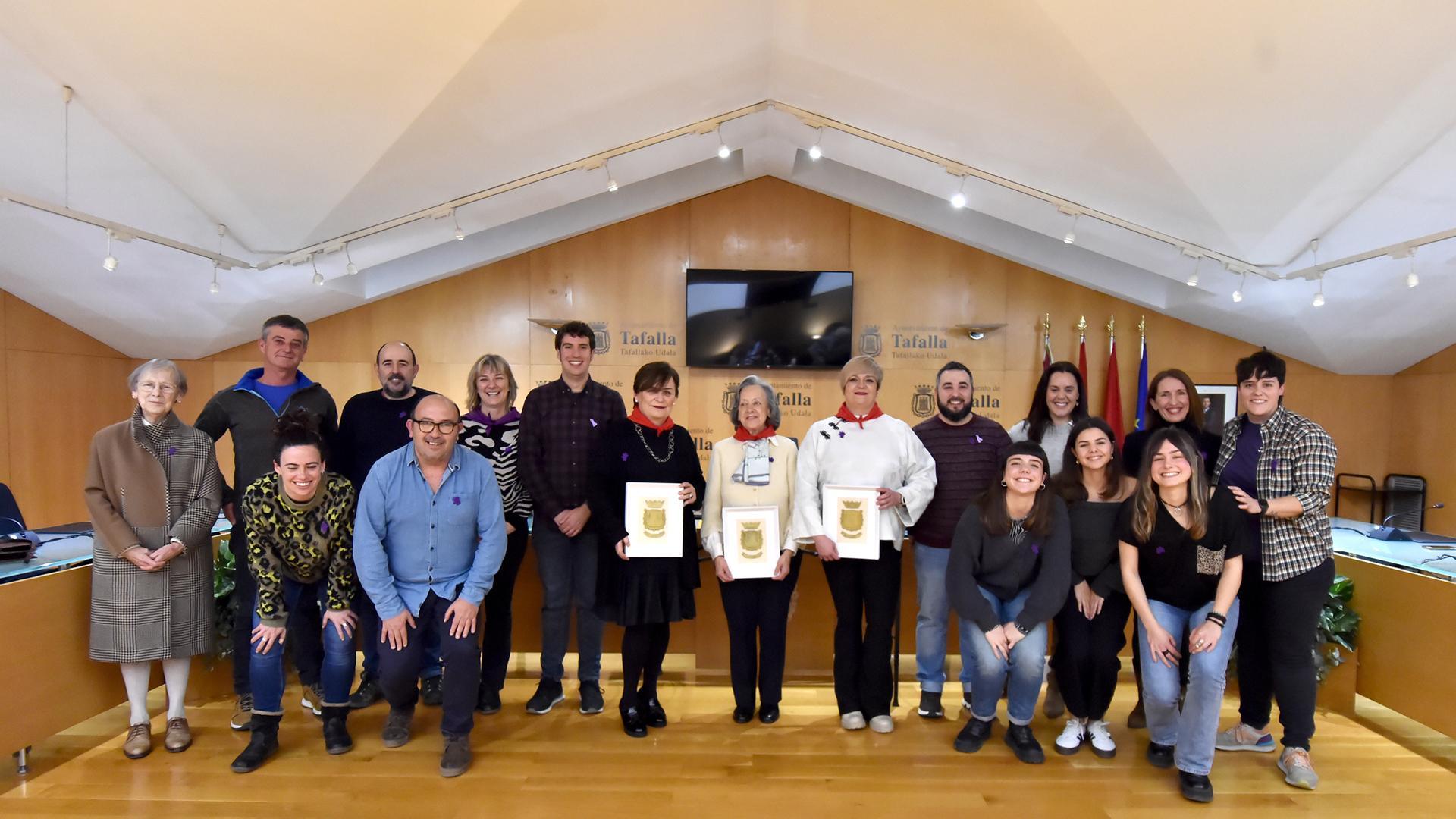 En el centro con pañuelo las homenajeadas, María José Calasanz Abínzano, Julia María Jaurrieta Osés y Uxua Zabalza Osés
