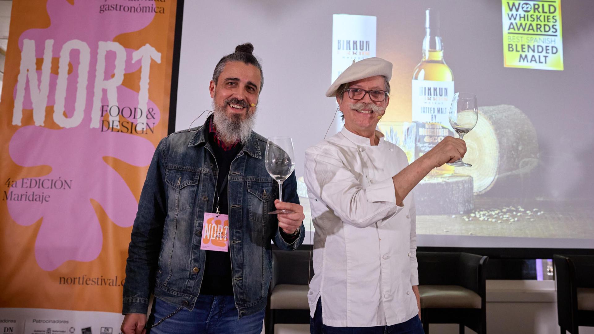 José Luis Navarro, de la destilería alavesa Moonshiners, y el repostero Rafa Gorrotxategi, en el hotel Tres Reyes de Pamplona