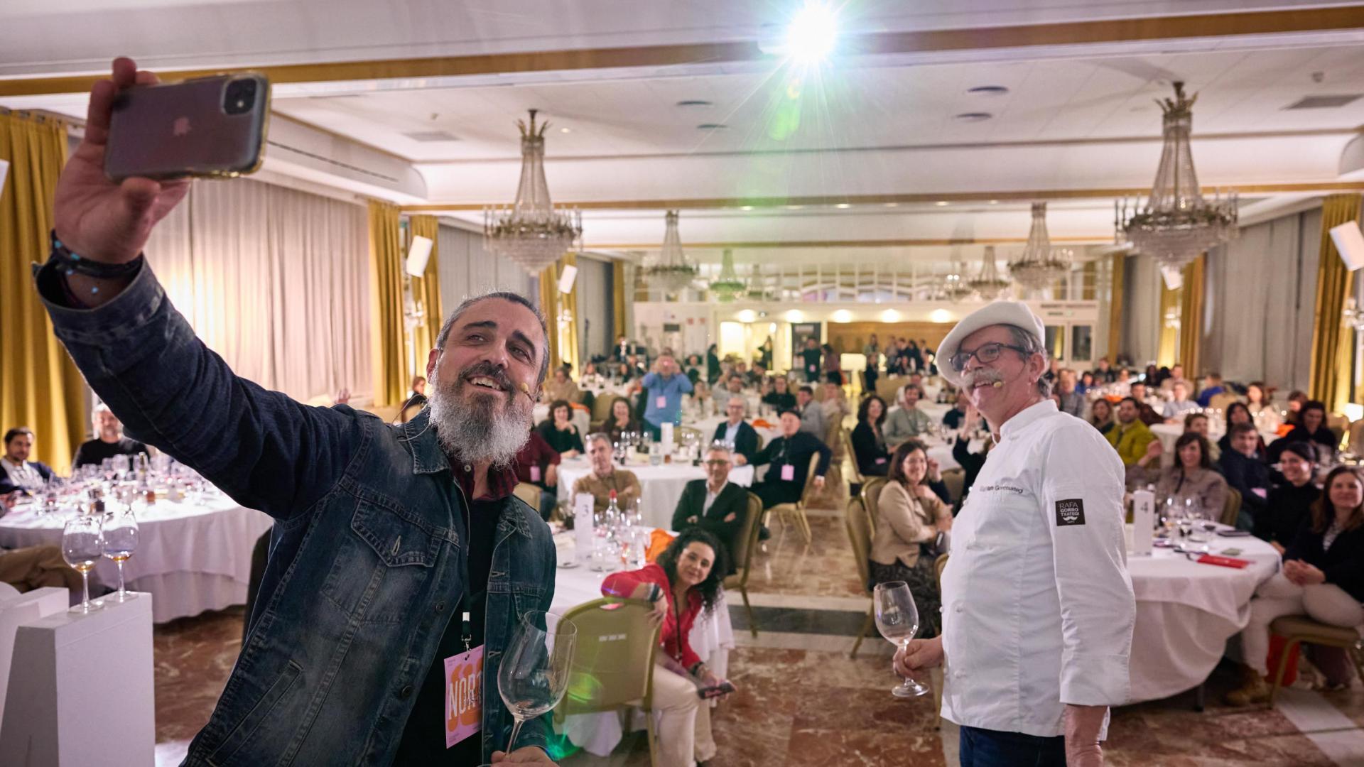 osé Luis Navarro, socio fundador de la destilería Basque Moonshiners, haciéndose un ‘selfie’ junto al repostero Rafa Gorrotxategi y los asistentes a la sesión de maridaje, en el hotel Tres Reyes