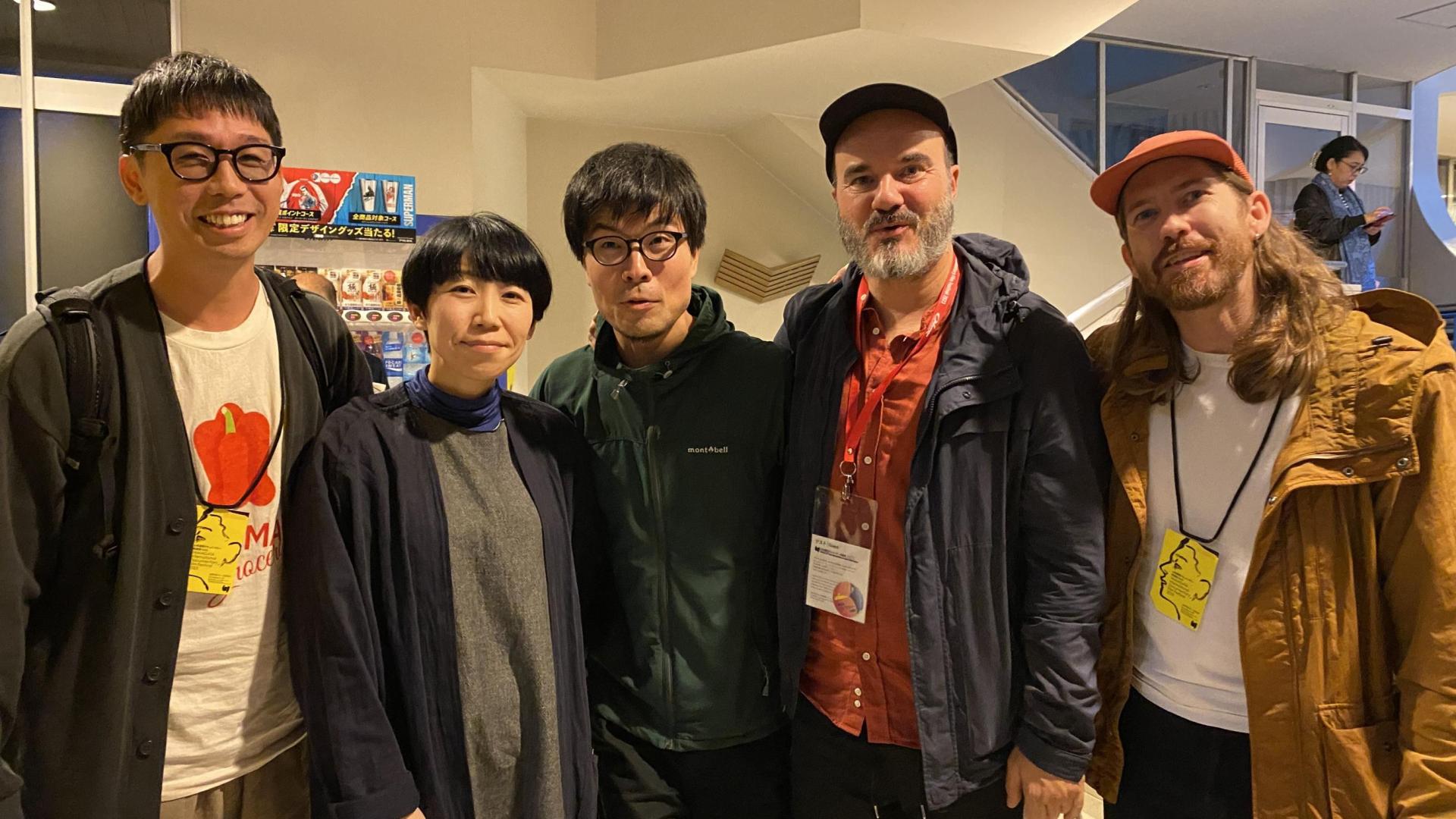 Oskar Alegria con algunos de los espectadores japoneses en Yamagata