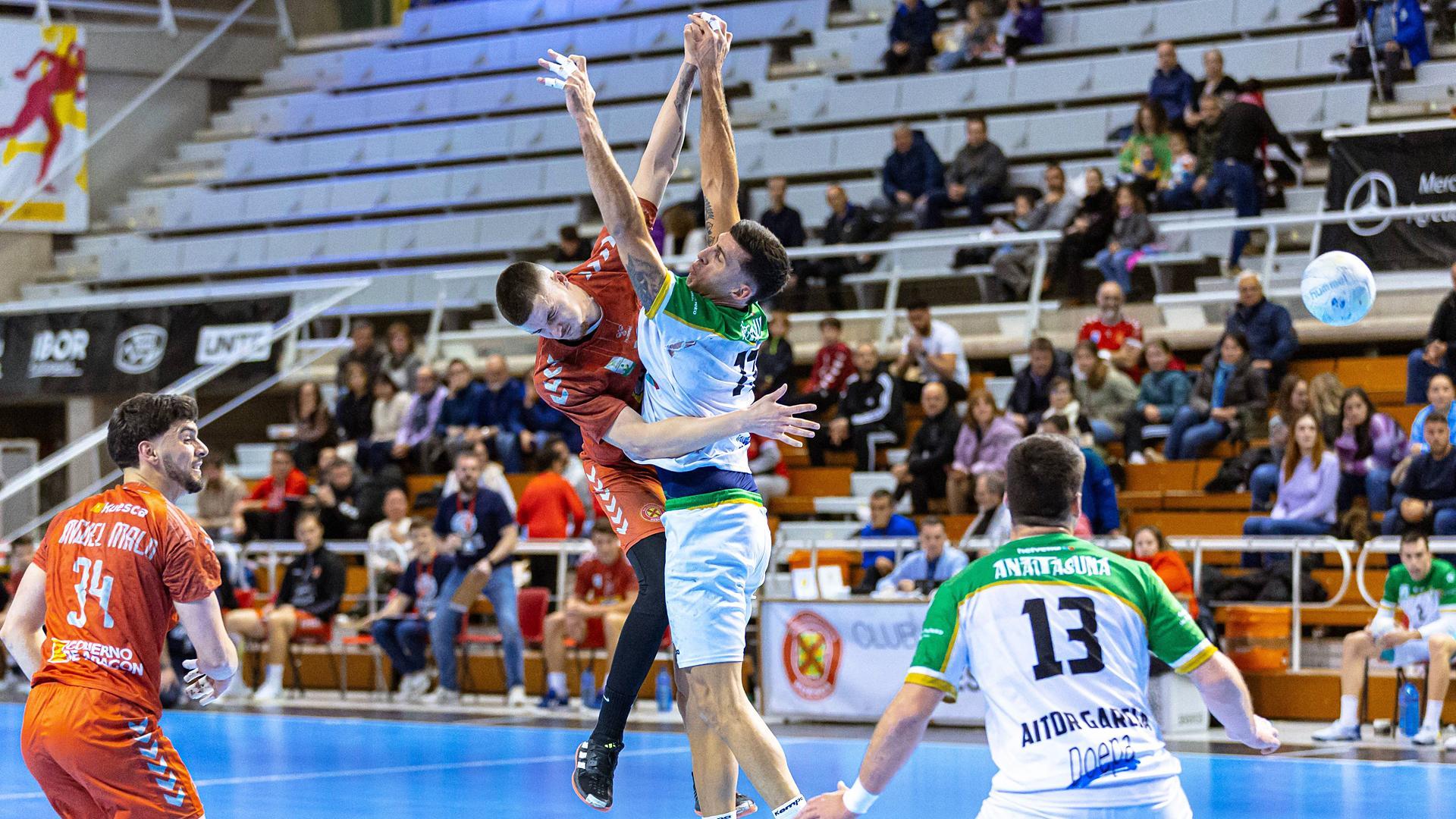 Nico Bonanno trata de frenar el lanzamiento de un jugador deL Huesca./