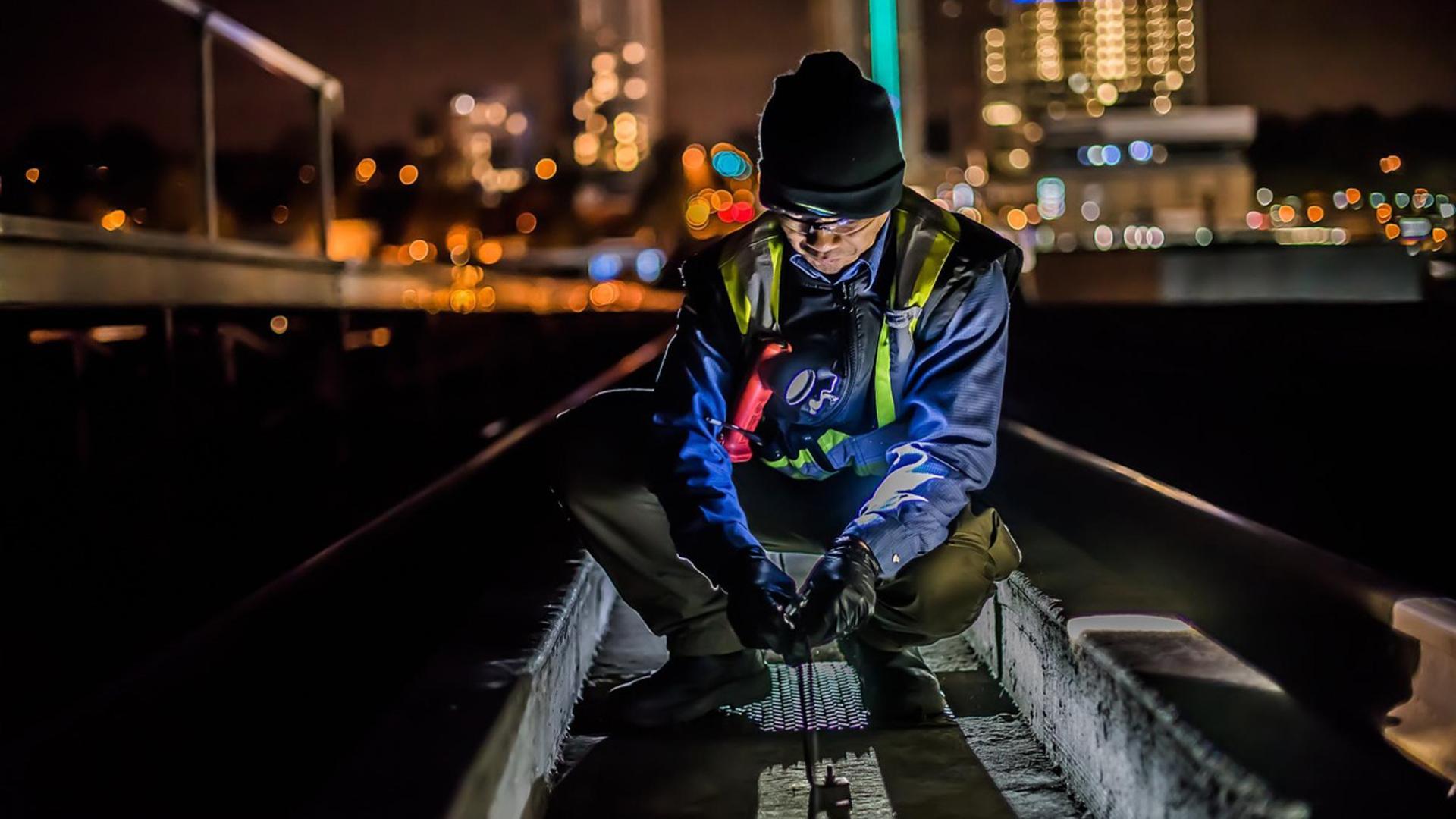 Una persona, trabajando de noche