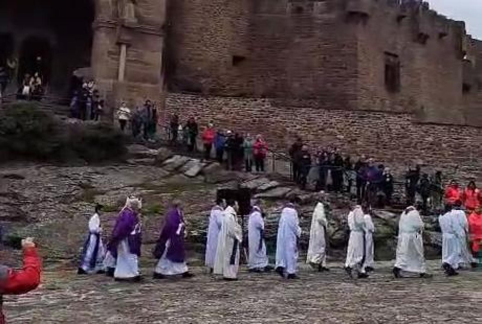 Llegada de los sacerdotes a la misa de la primera Javierada de 2024