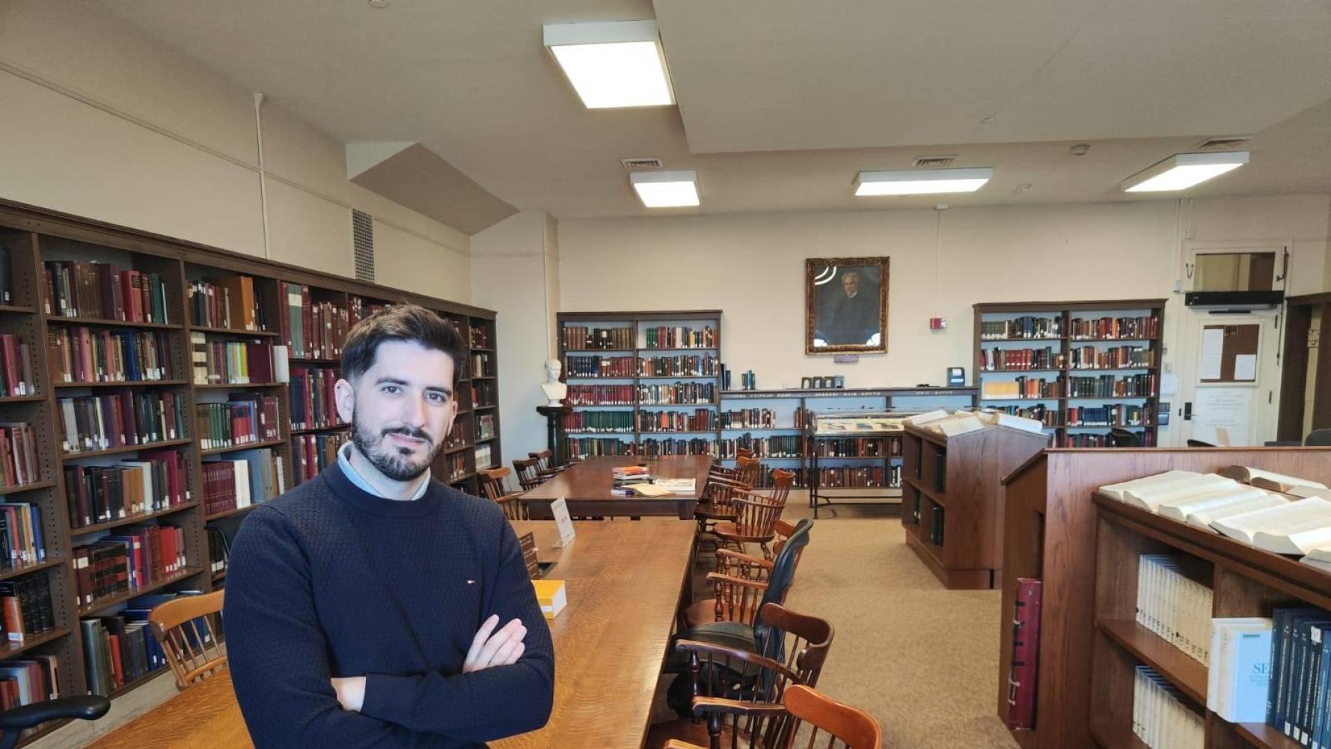 Unai Iriarte Crespo en una de las bibliotecas de la Universidad de Harvard