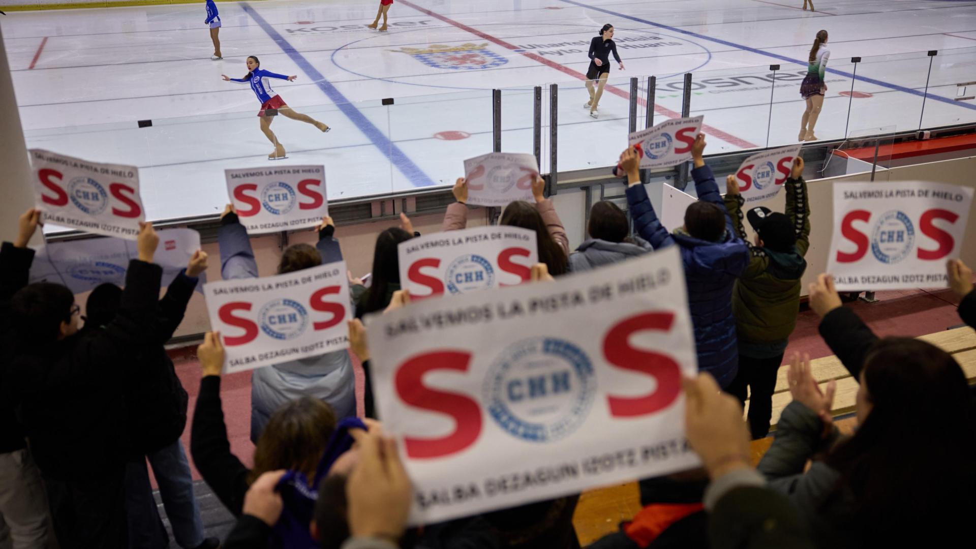 El público levanta pancartas contra la problemática de la pista de hielo de Huarte