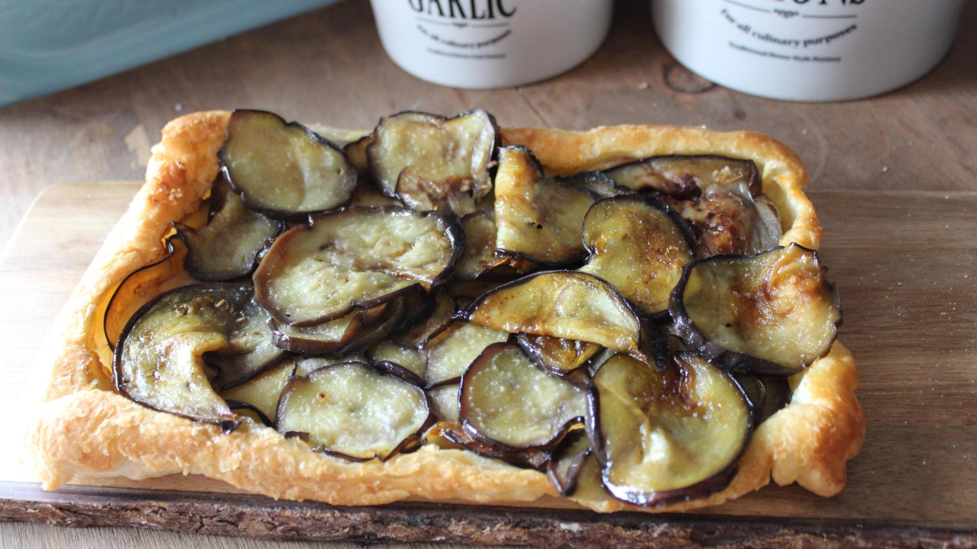 Es una tarta tatin pero de berenjena. Y con miel.