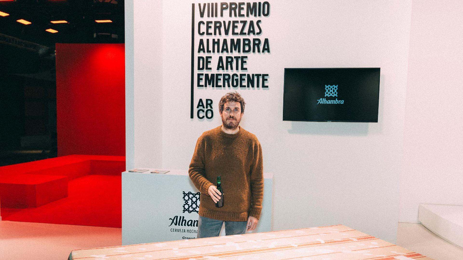 El artista pamplonés Fermín Jiménez Landa, ganador del VIII Premio Cervezas Alhambra de Arte Emergente