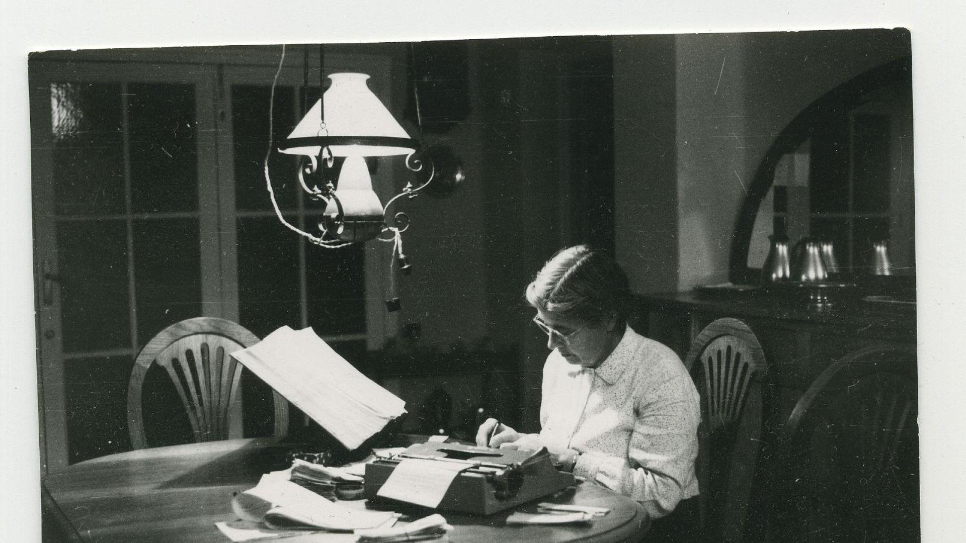 María Moliner (Paniza, Zaragoza, 1900) escribió un diccionario en la mesa del salón de su casa, mientras sus hijos y nietos correteaban alrededor.