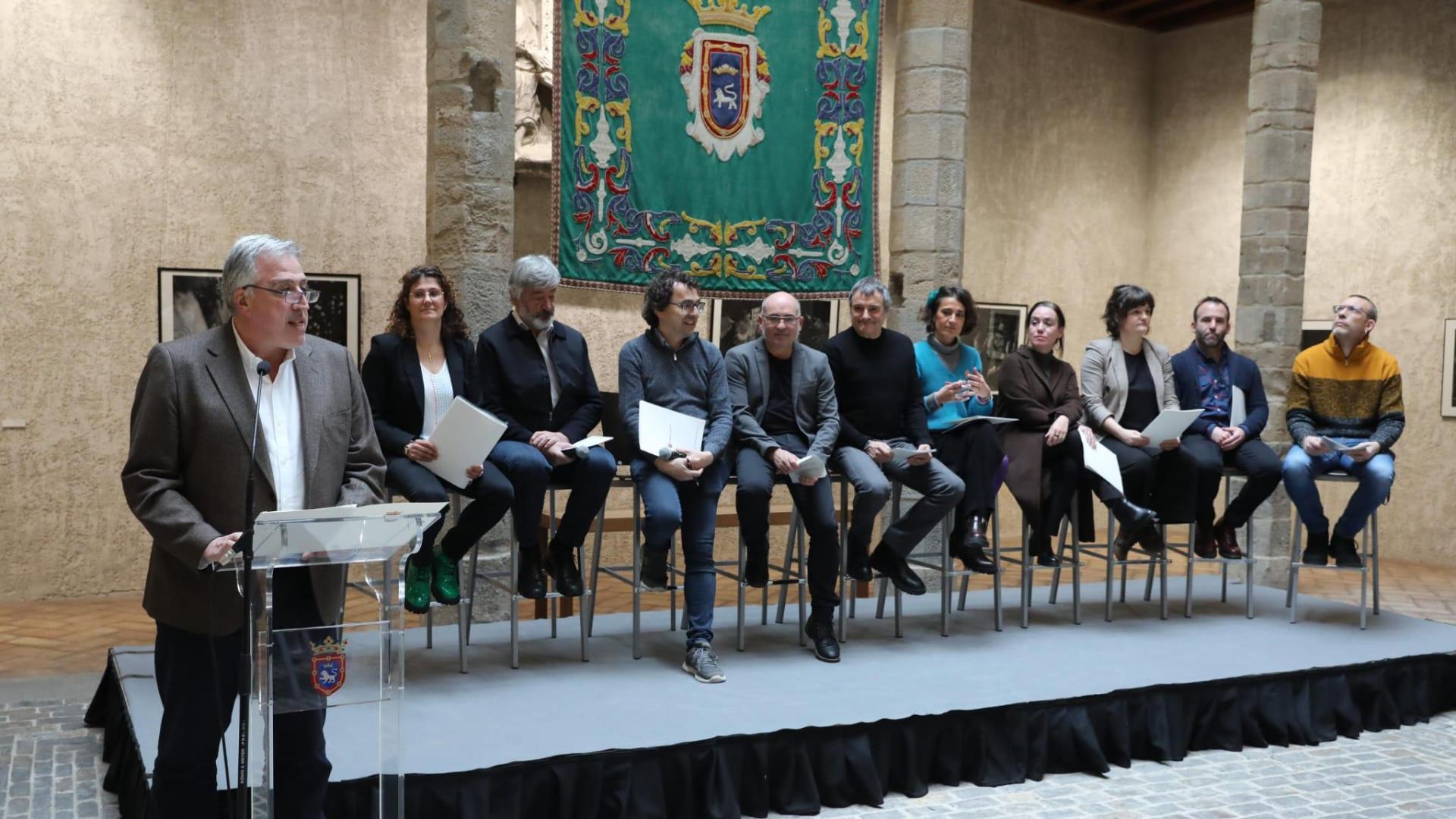 El alcalde Joseba Asiron, en la rueda de prensa de presentación de los presupuestos del Ayuntamiento de Pamplona celebrada este lunes