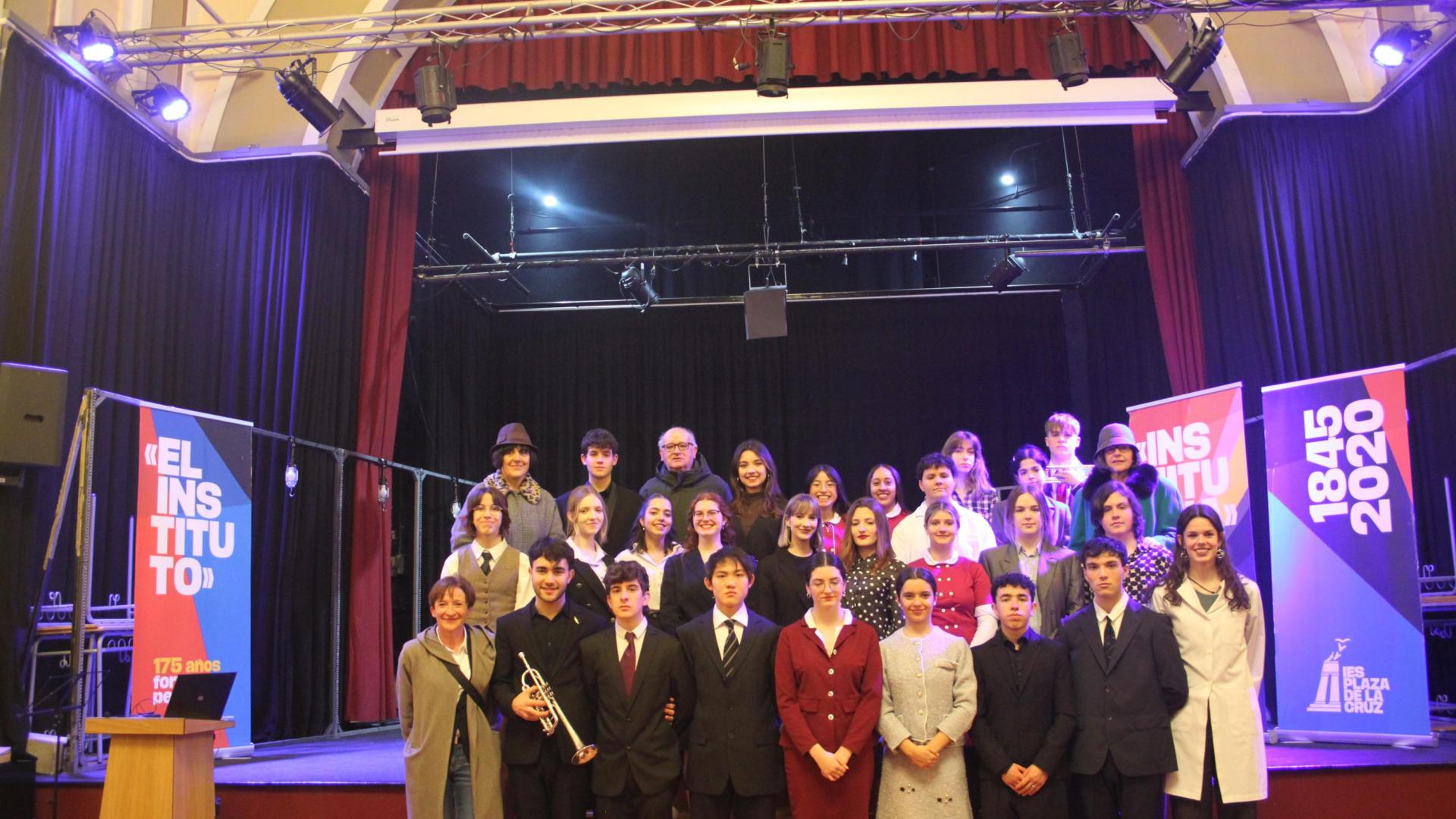 Alumnos y alumnas de 1º de Bachillerato de Artes Escénicas del IES Plaza de la Cruz, que ofrecieron una visita guiada teatralizada a sus invitados