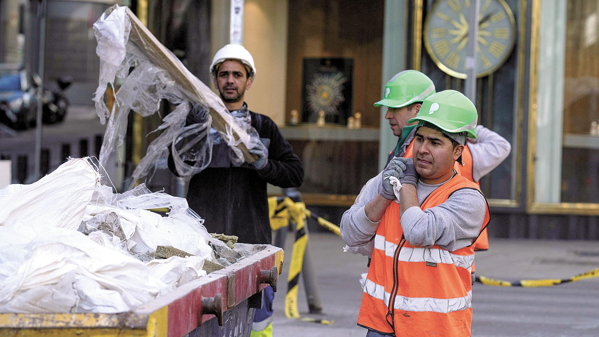 Trabajadores de una construcción en una obra en Madrid