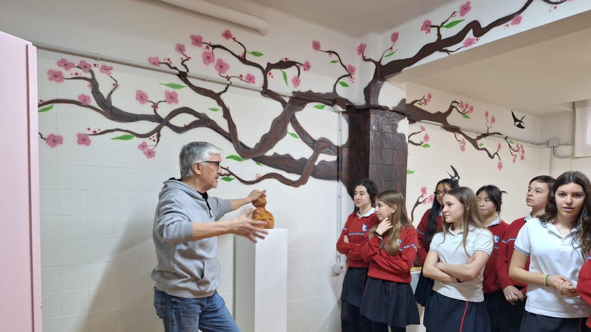 El artista Javier Laforet expone su arte en el colegio Santísimo Sacramento de Pamplona