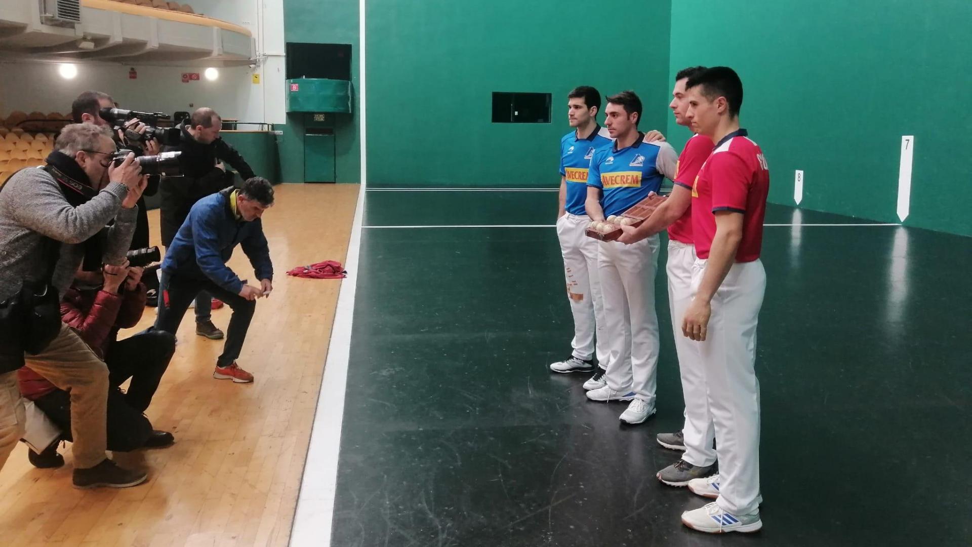 José Javier Zabaleta, Peio Etxeberria, Erik Jaka y Josu Eskiroz posan para los fotógrafos tras elegir el material para el partido del sábado