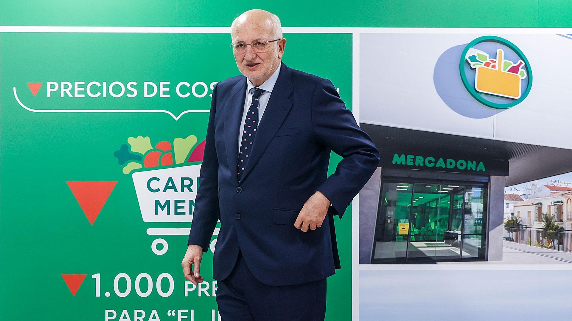 El presidente de Mercadona, Juan Roig, tras una rueda de prensa para informar sobre la situación actual y futura de Mercadona, que alcanzó los 1.009 millones de euros de beneficios en 2023