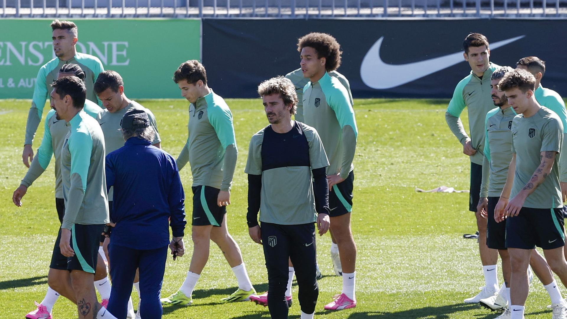 Griezmann, en el centro, en el entrenamiento del Atlético de Madrid de este martes, previo al encuentro de mañana ante el Inter