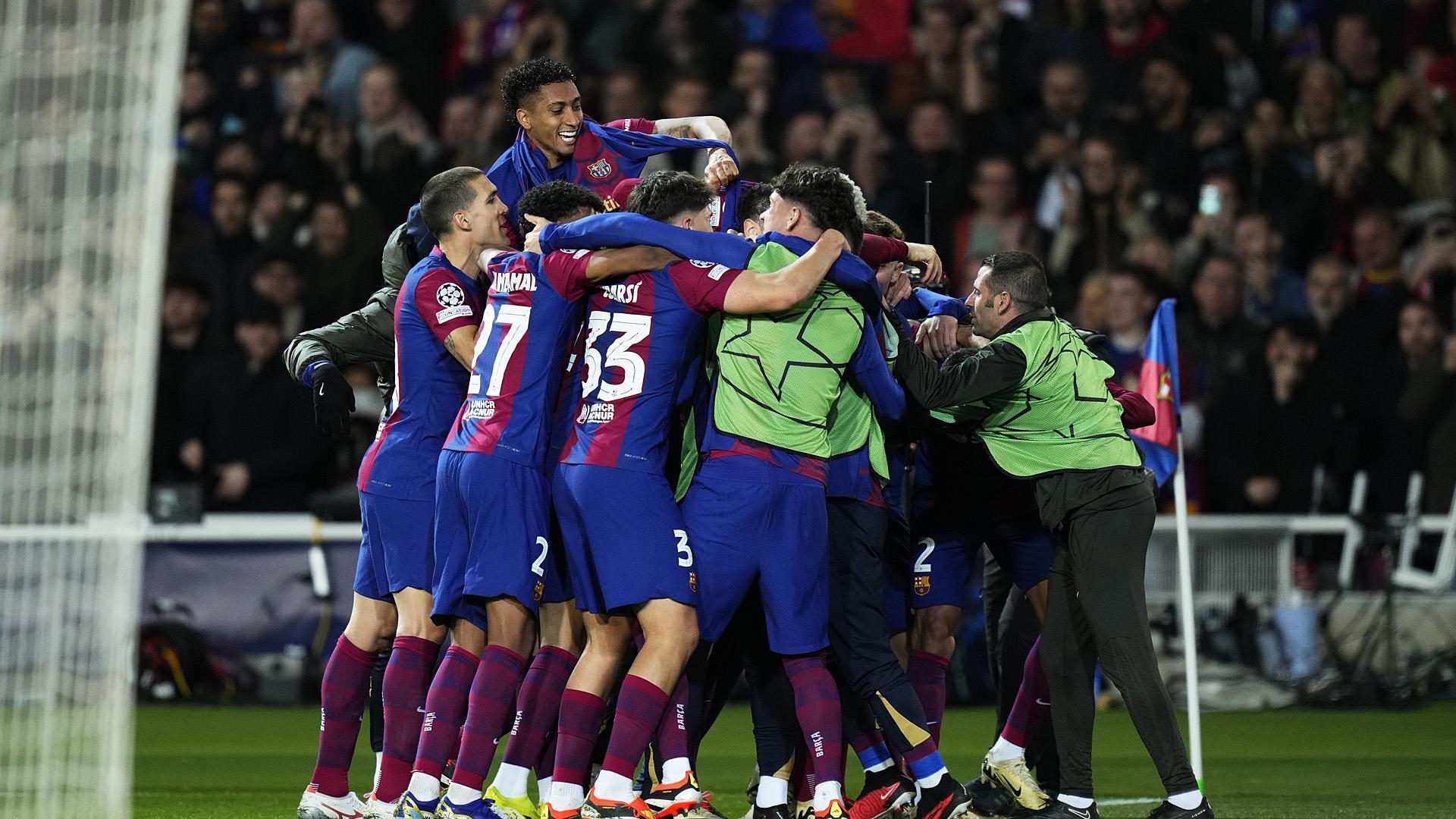 Piña de los jugadores del Barça tras el tercer tanto culé, de Lewandowski, tras una grn jugada de Sergi Roberto./