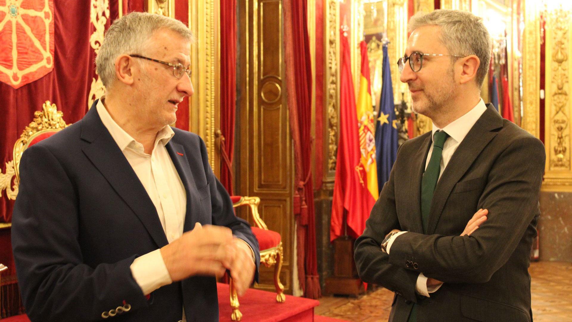 El vicepresidente primero y consejero de Presidencia e Igualdad del Gobierno de Navarra, Félix Taberna, y el secretario de Estado de Política Territorial, Arcadi España en su reunión de este miércoles