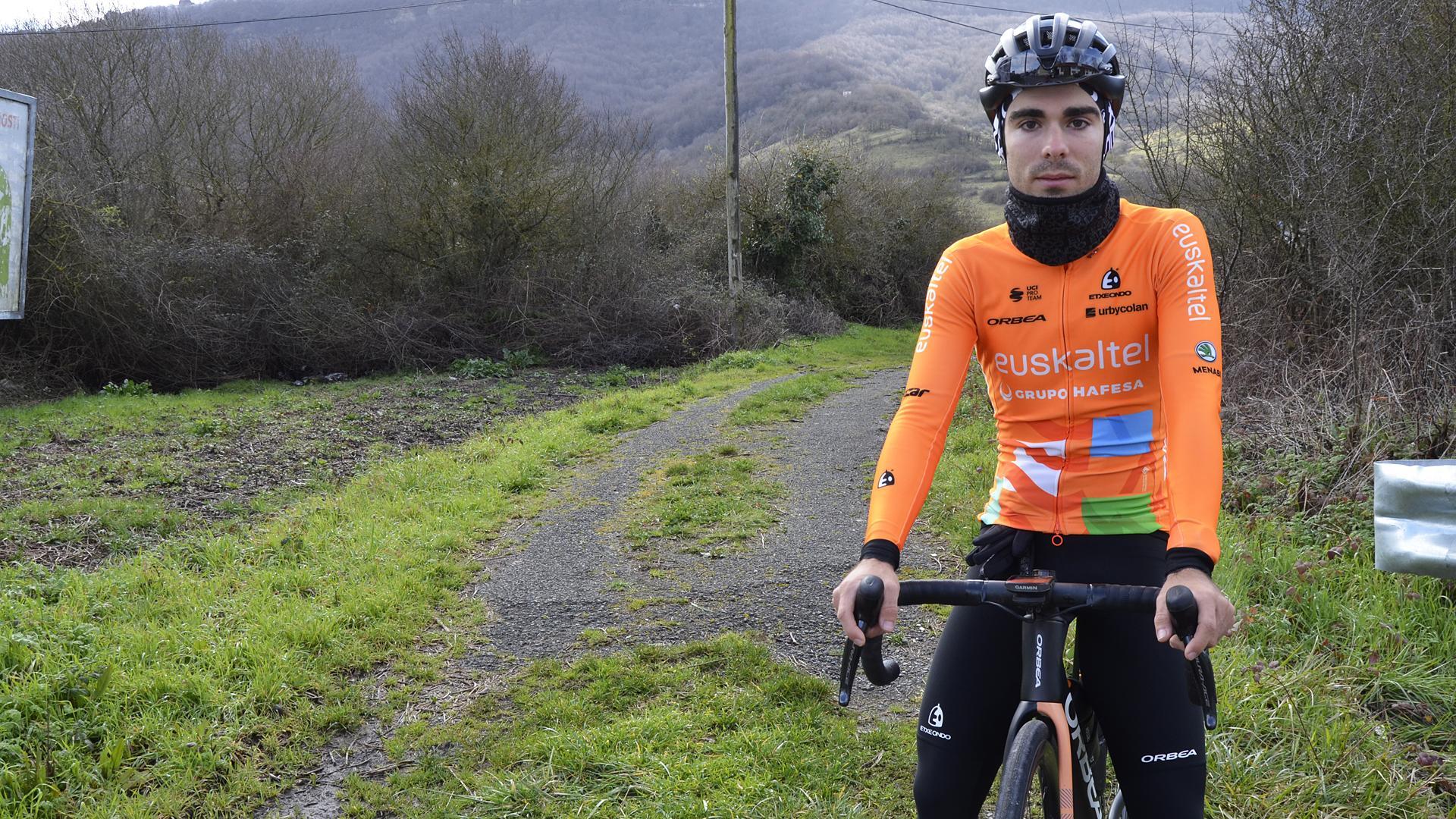 El alsasuarra Iker Mintegi, poco antes de comenzar un entrenamiento al lado de Alsasua.
