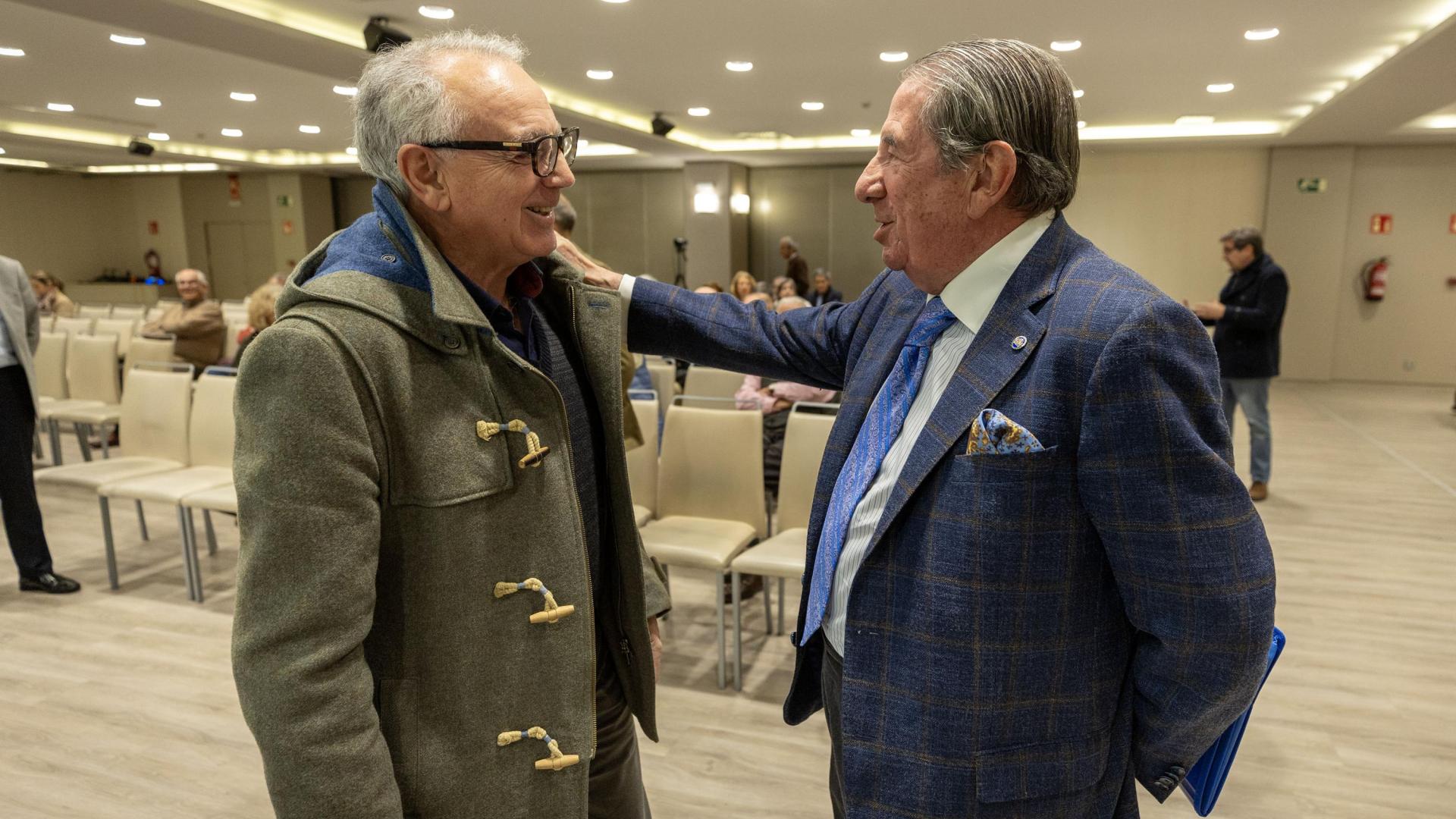 Francisco Vázquez (derecha) saluda al expresidente Miguel Sanz momentos antes de la charla que ha ofrecido en Pamplona