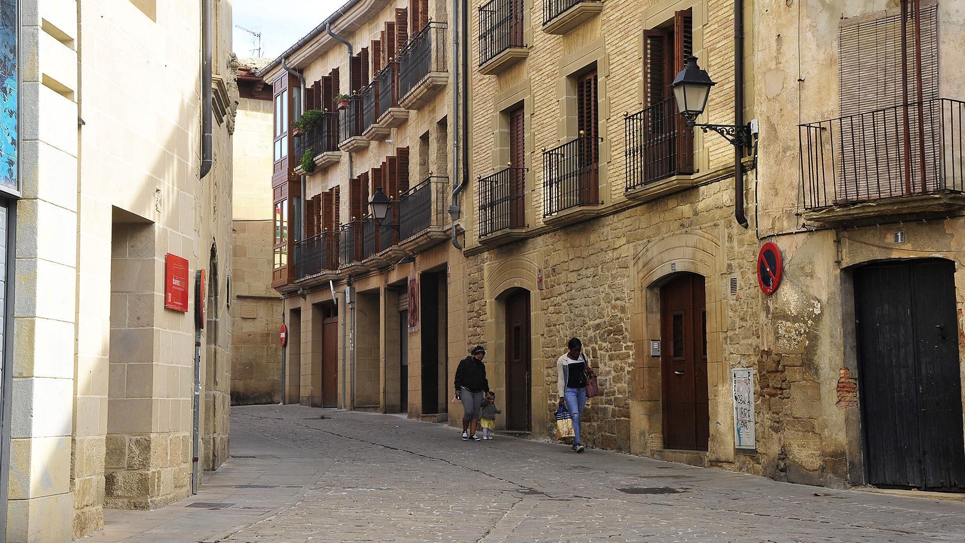 Vista de una de las calles del casco antiguo en las que se ha regulado la colocación de placas./