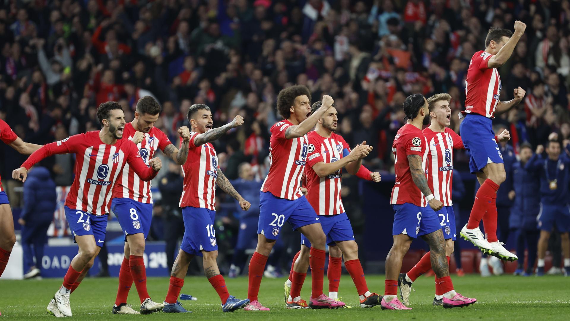 Los jugadores del Atlético de Madrid celebran una de las paradas de Oblak en los penaltis