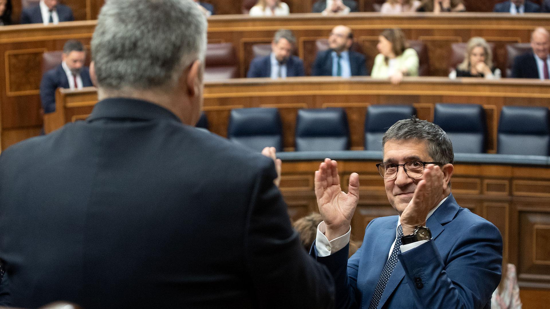 El portavoz del PSOE en el Congreso, Patxi López, aplaude durante la sesión plenaria del Congreso en la que se ha aprobado la Ley de Amnistía