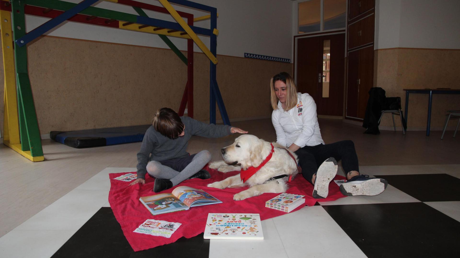 Elizabeth Francés y 'Klaus0 en una sesión con un niño en el colegio Compañía de María de Tudela.