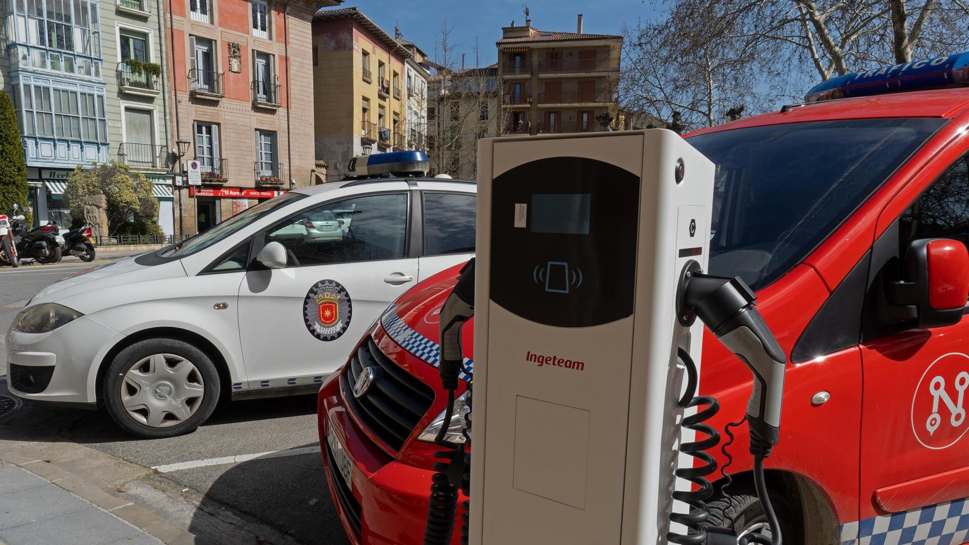 *A:MONTXO A.G.
*F: 2024-03-14
*L: ESTELLA-LIZARRA
*T:POSTE DE CARGA DE COCHES ELECTRICOS JUNTO AL AYUNTAMIENTO
*P:
