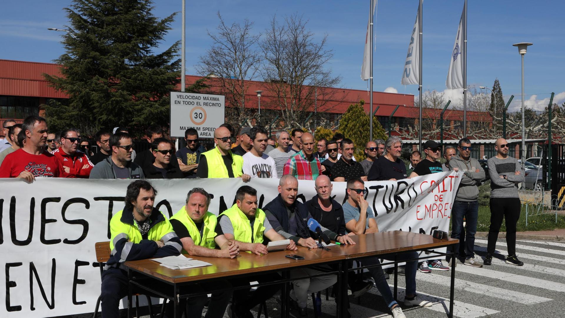 Luis Mutilva Monreal (ELA), Roberto Erro Goñi (ATISS), Miguel Franco Fernández (UGT), Juanjo Hermoso de Mendoza San Juan (LAB), Iñaki Sagastibeltza Beraza (CC OO) e Iván Celaya García (Solidari), miembros del comité de BSH Esquíroz.