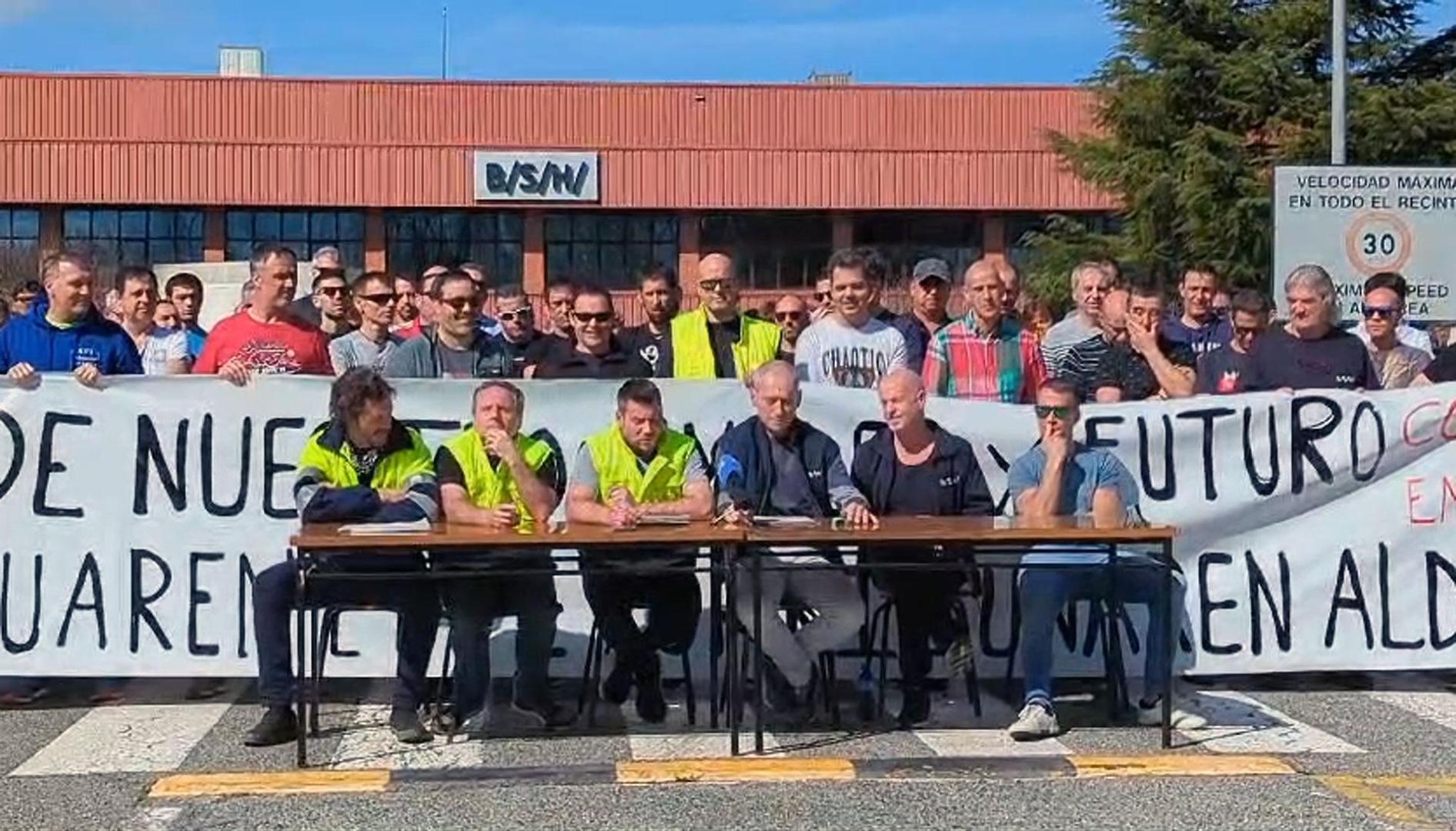 Los alrededor de 660 trabajadores de la fábrica de BSH en Esquíroz, dedicada a la producción de neveras y lavavajillas compactos, se han concentrado este mediodía para mostrar su preocupación por el futuro de la planta.