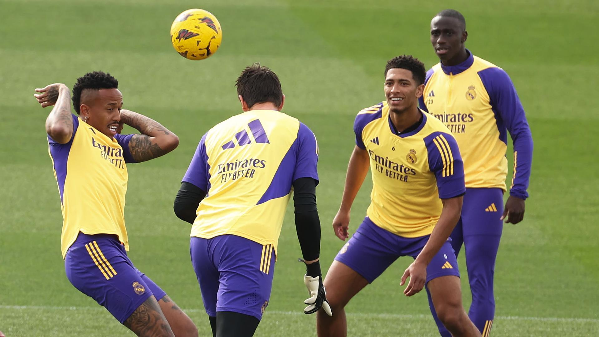 Militao, Courtois, Bellingham y Mendy durante el entrenamiento del Real Madrid este viernes.