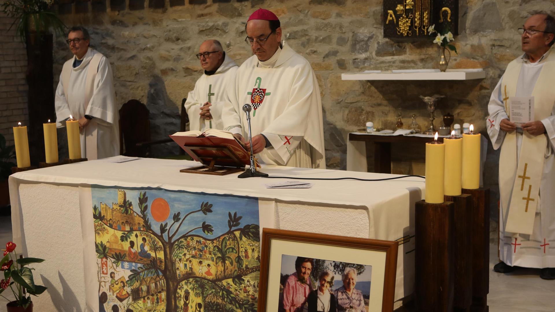 El arzobispo Florencio Roselló presidió la eucaristía. Bajo la mesa del altar, una fotografía con las tres fundadoras: Camino Sanz Orrio, Concha Arraiza y Teresa Unzu. Con él, el abad de Leyre y el rector de los jesuitas de Javier.