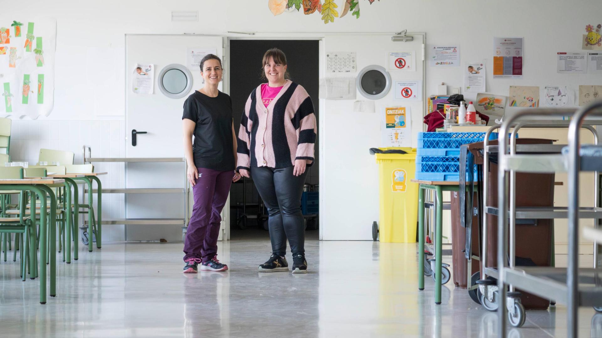 Beatriz Sola, presidenta de la Apyma del CP Buztintxuri, e Irune Alcasena, miembro de la comisión de servicios, en el comedor del centro, que cuenta con 466 usuarios.