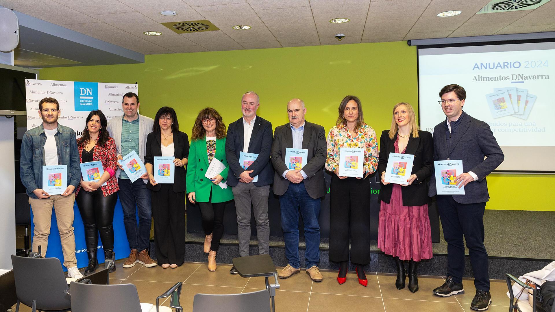EN TUDELA En la foto, de izda. a dcha.: Pello Sarratea Sanzberro (ganadero), Beatriz Marchite Litago (agricultora), Rubén Goñi Urroz (director general de Desarrollo Rural), M. Carmen Garde Segura y Belén Galindo Lizaldre (moderadoras), Philippe Grau (CEO de E.Leclerc Pamplona), José Mari Aierdi Fernández de Barrena (consejero de Desarrollo Rural y Medio Ambiente), Alicia Nicolás Astrain (directora comercial de Diario de Navarra), Patricia Fanlo Mateo (consejera de Universidad, Innovación y Transformación Digital), y Pablo Ezkurra Fernández (director general de Comercio y Consumo)./
