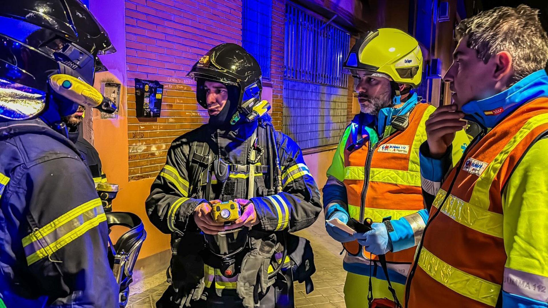 Bomberos de Madrid y personal sanitario del SUMMA 112 rescataron y atendieron a los intoxicados por monóxido de carbono