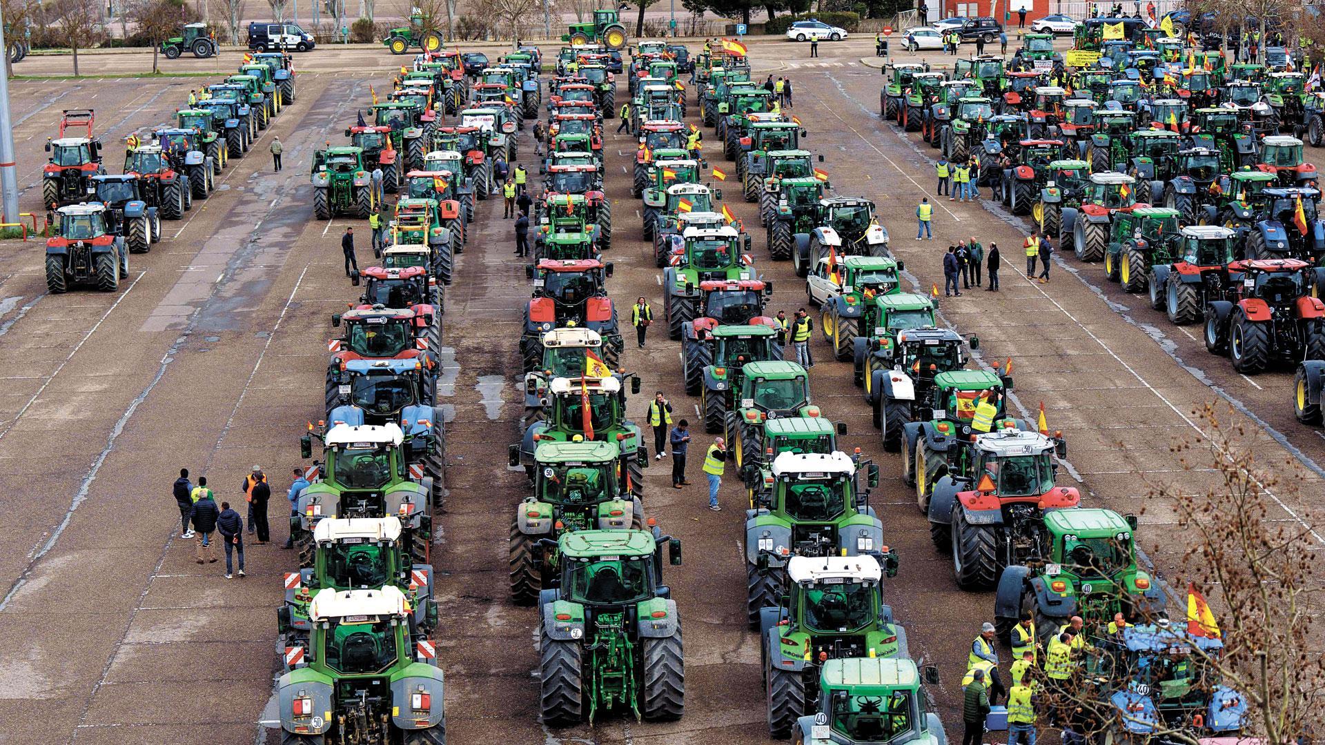 Tractorada en protesta por la situación del sector agrario español, este viernes en Valladolid