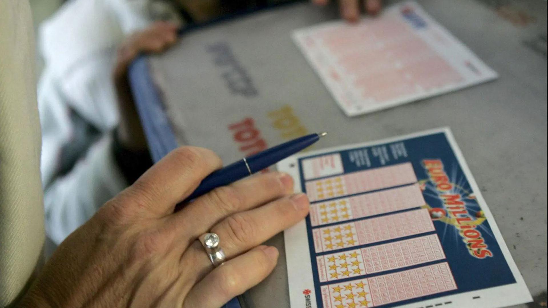Una mujer elige sus números en el boleto de Euromillones
