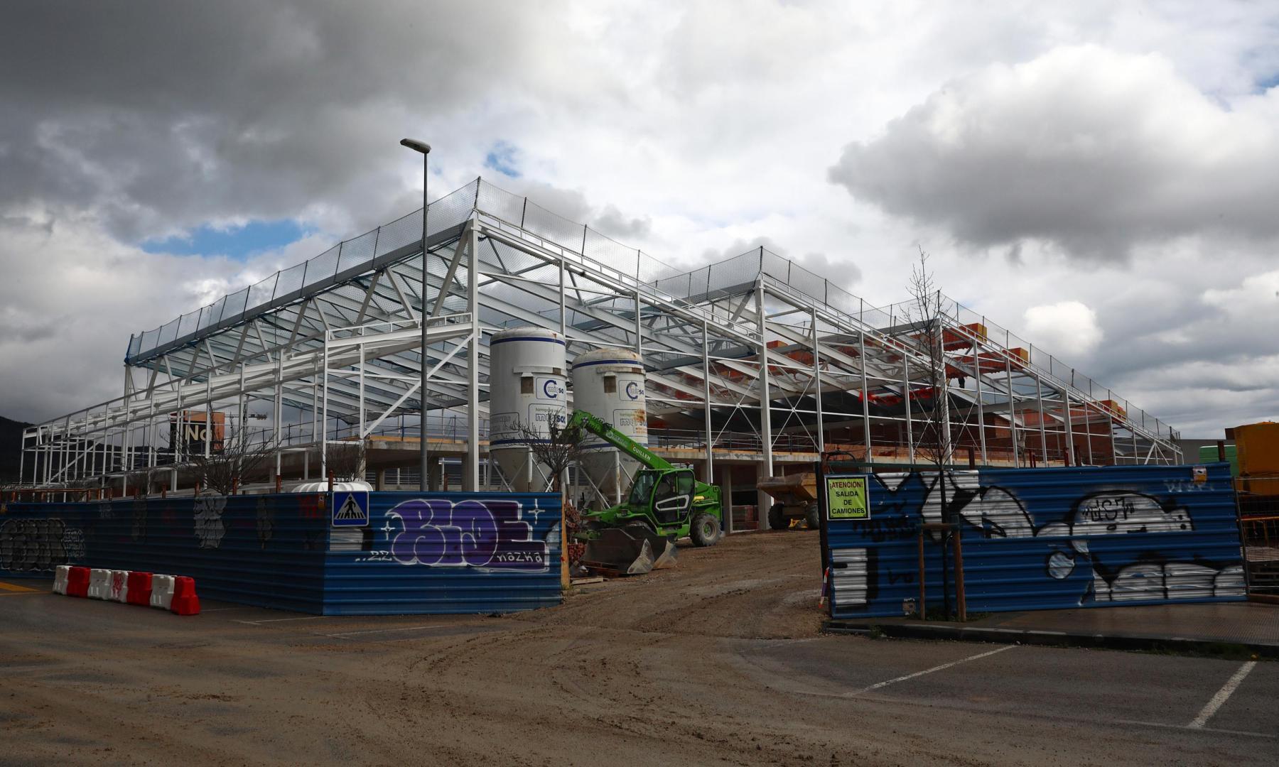 Imagen de las obras del polideportivo en abril de 2023