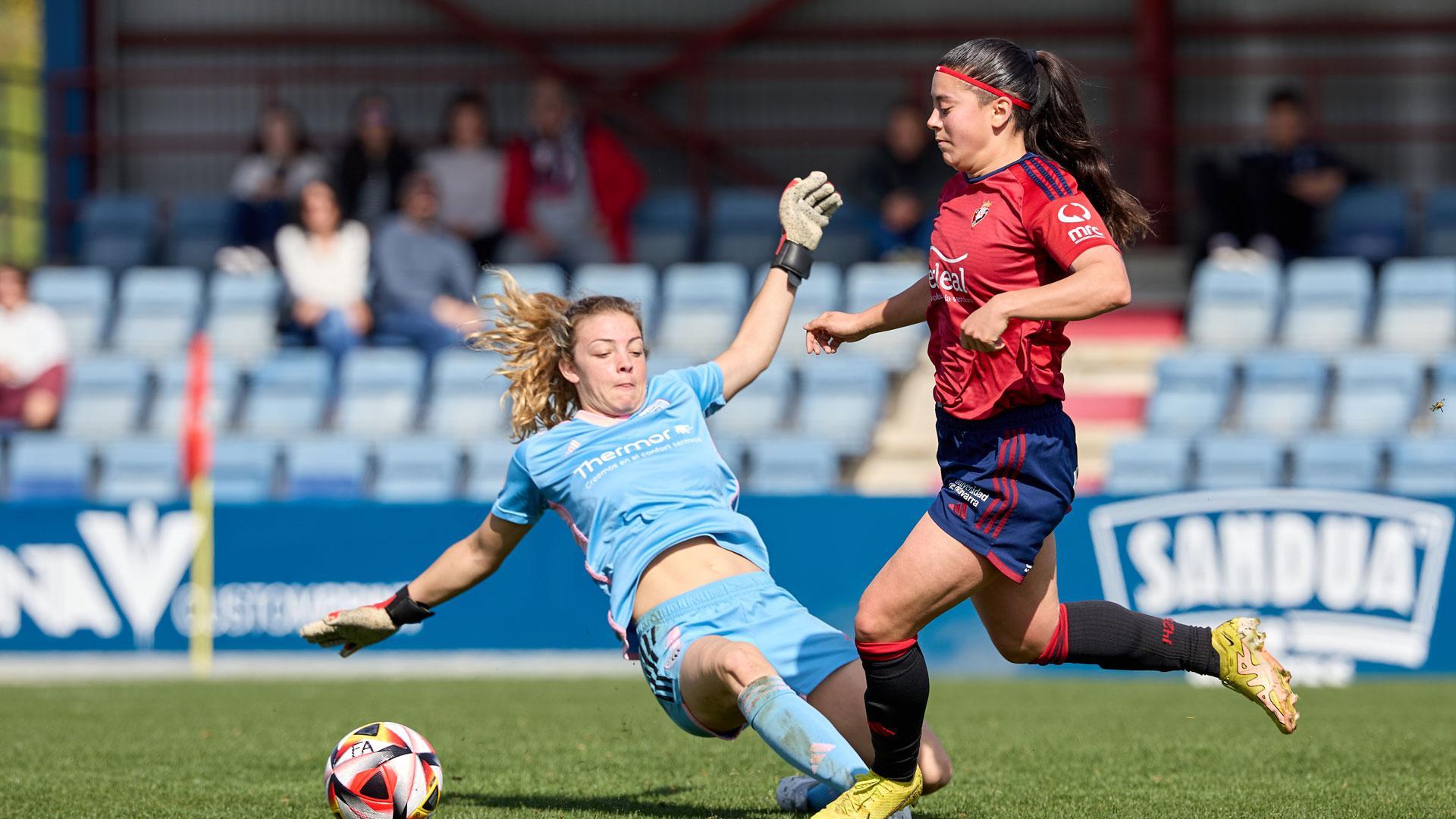 Una de las jugadas del partido que ha enfrentado este sábado a Osasuna Femenino con el Madrid CFF ‘B’