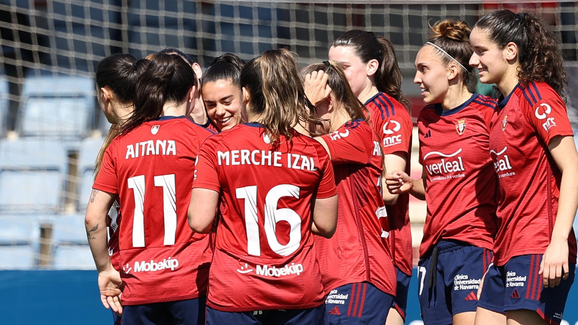 Las jugadoras de Osasuna Femenino se felicitan tras uno de los goles