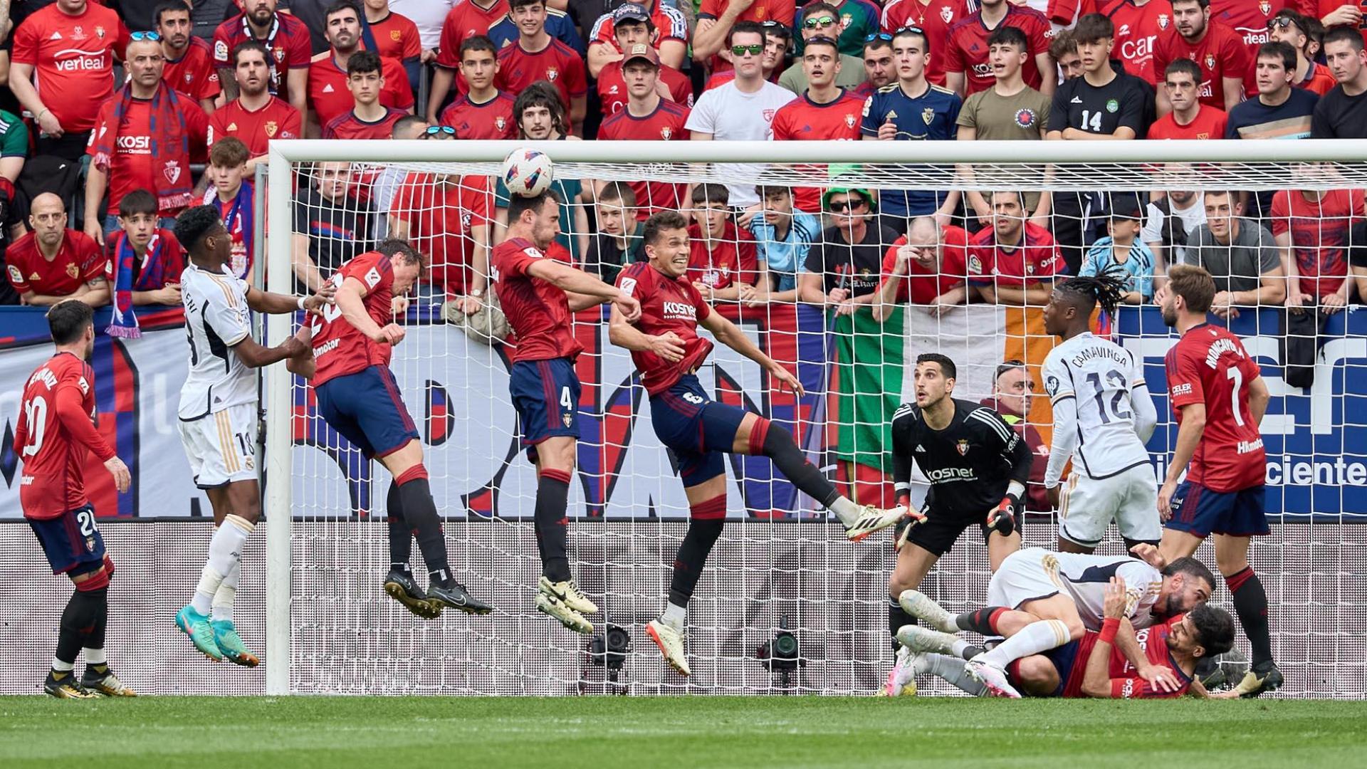 La defensa de Osasuna intenta despejar el balón en el área de Sergio Herrera